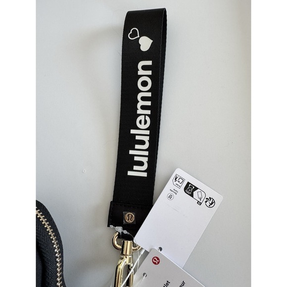 New Lululemon Heart Wristlet Clam Shell Black/Gold Valentine's Day Sold Out Gift - Picture 3 of 8